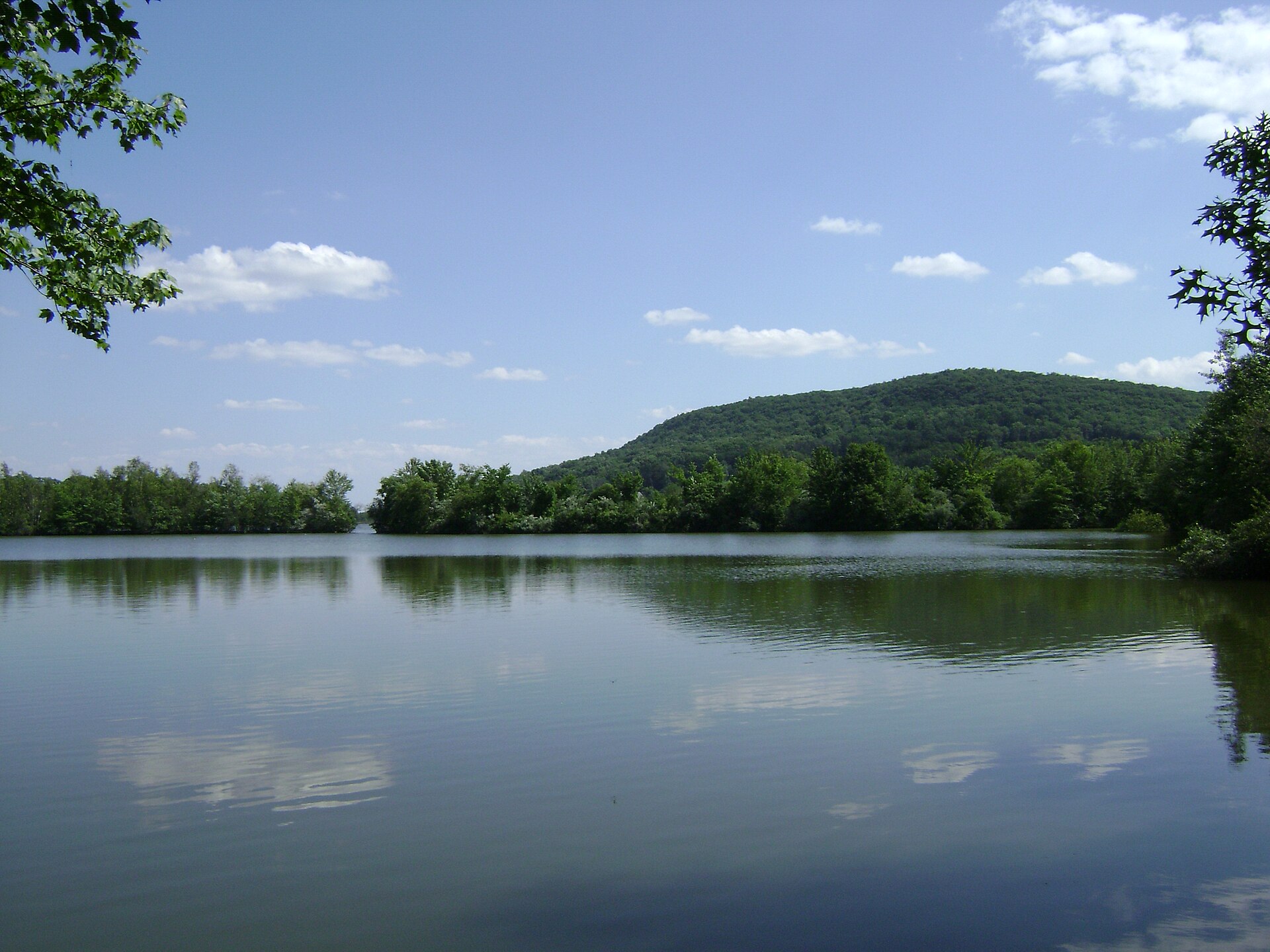 Autumn Nature Excursions and Lakefront Trails in Franklin Lakes