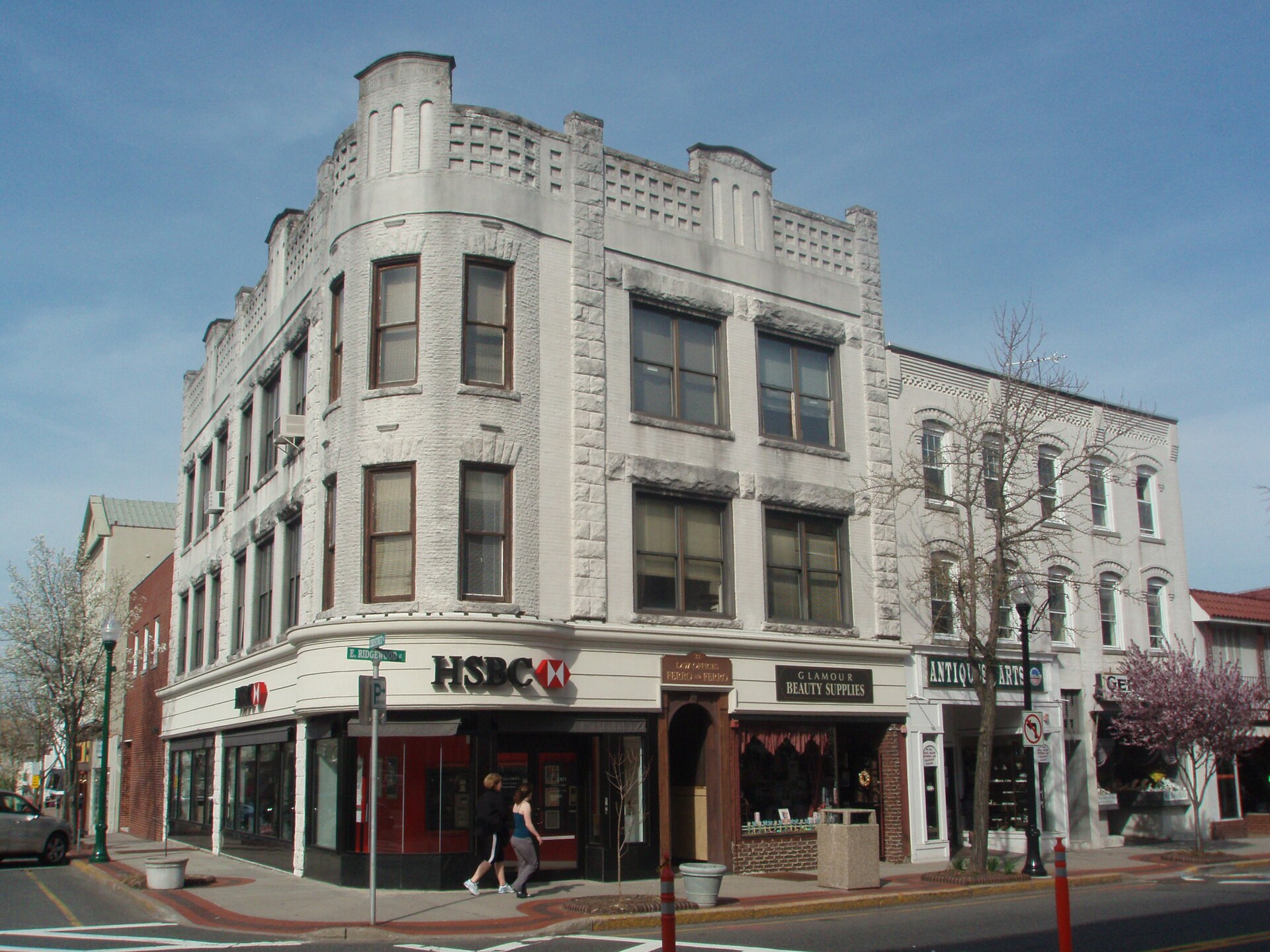 An Autumn Day Trip to Ridgewood: Historic Architecture and Culinary Excellence